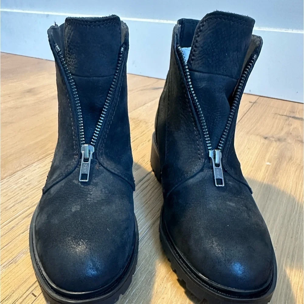 Women’s Cobble Hill Center Zip Leather Boot water resistant